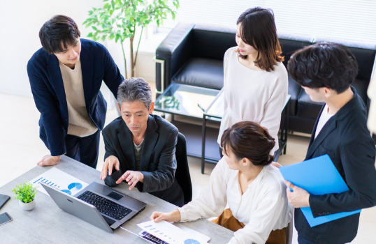 オフィスで会議するビジネスマン